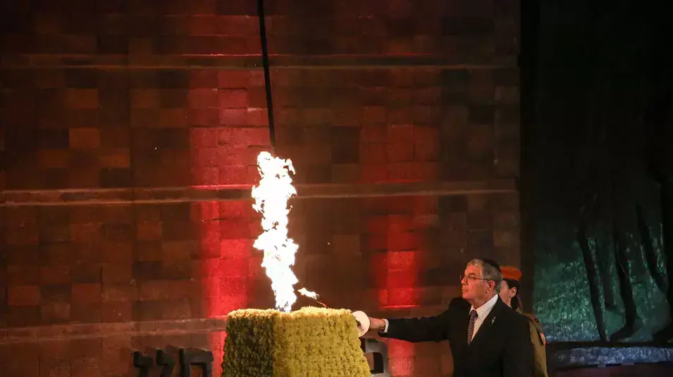 צרת הפתיחה הממלכתית של אירועי יום הזיכרון לשואה ולגבורה ביד ושם, אפריל 2013 צרת הפתיחה הממלכתית של אירועי יום הזיכרון לשואה ולגבורה ביד ושם, אפריל 2013
