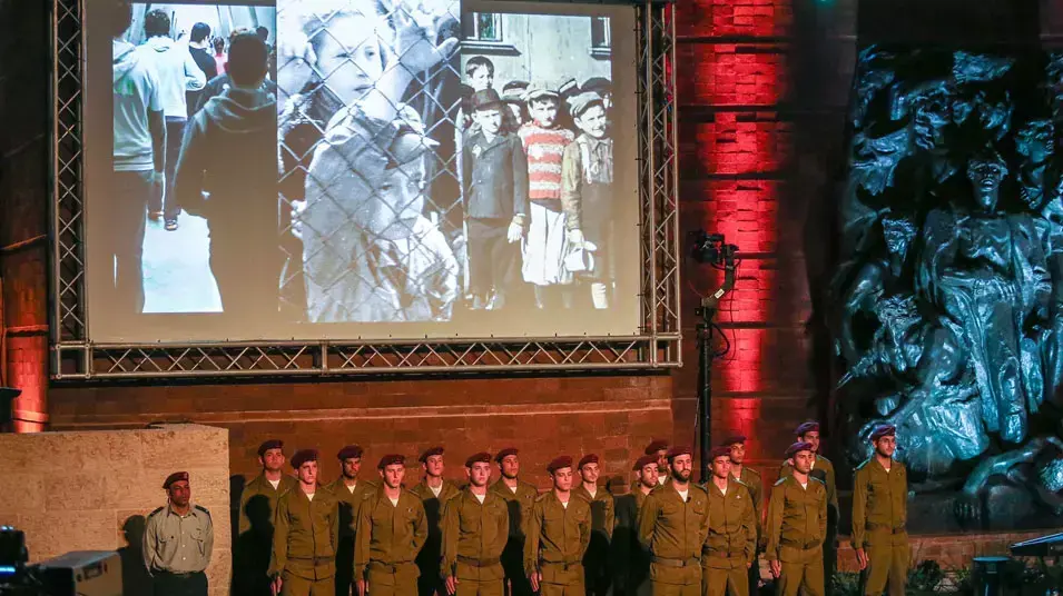 צרת הפתיחה הממלכתית של אירועי יום הזיכרון לשואה ולגבורה ביד ושם, אפריל 2013 צרת הפתיחה הממלכתית של אירועי יום הזיכרון לשואה ולגבורה ביד ושם, אפריל 2013