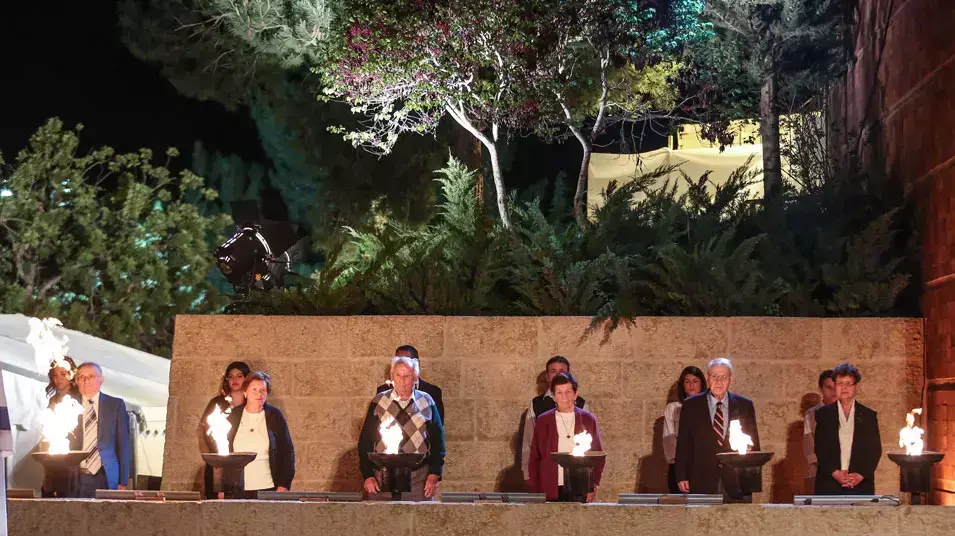 ניצולי שואה מדליקים משואות בעצרת הפתיחה הממלכתית של אירועי יום הזיכרון לשואה ולגבורה ביד ושם, אפריל 2013 ניצולי שואה מדליקים משואות בעצרת הפתיחה הממלכתית של אירועי יום הזיכרון לשואה ולגבורה ביד ושם, אפריל 2013