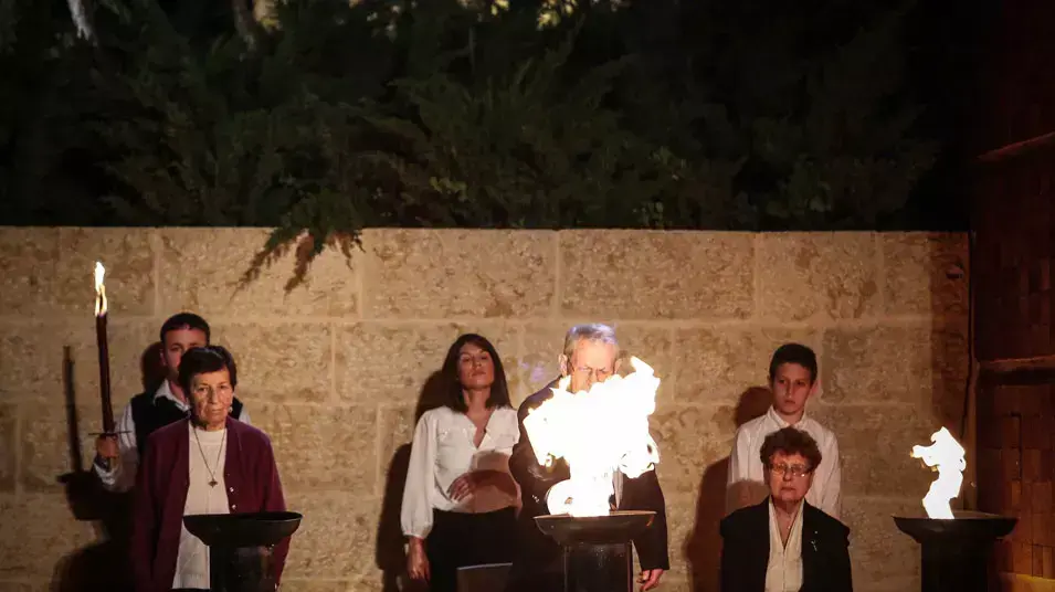 ניצולי שואה מדליקים משואות בעצרת הפתיחה הממלכתית של אירועי יום הזיכרון לשואה ולגבורה ביד ושם, אפריל 2013 ניצולי שואה מדליקים משואות בעצרת הפתיחה הממלכתית של אירועי יום הזיכרון לשואה ולגבורה ביד ושם, אפריל 2013