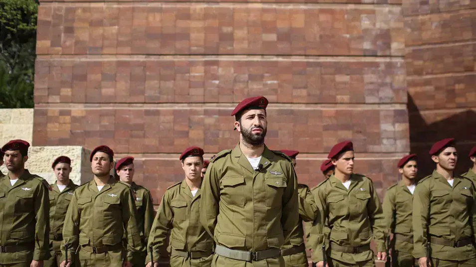 טקס הנחת הזרים למרגלות האנדרטה למרד גטו ורשה, יד ושם אפריל 2013 טקס הנחת הזרים למרגלות האנדרטה למרד גטו ורשה, יד ושם אפריל 2013