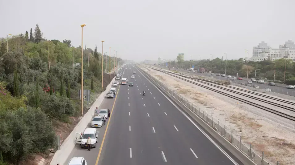 נהגים עוצרים את נסיעתן בנתיבי אילון במהלך הצפירה לזכר השואה נהגים עוצרים את נסיעתן בנתיבי אילון במהלך הצפירה לזכר השואה
