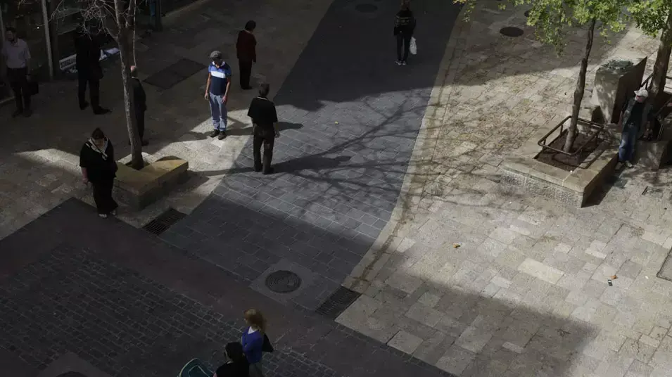 אנשים עומדים בזמן הצפירה לזכר השואה בירושלים אנשים עומדים בזמן הצפירה לזכר השואה בירושלים