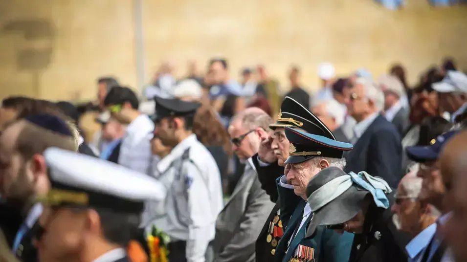 טקס הנחת הזרים למרגלות האנדרטה למרד גטו ורשה, יד ושם אפריל 2013 טקס הנחת הזרים למרגלות האנדרטה למרד גטו ורשה, יד ושם אפריל 2013