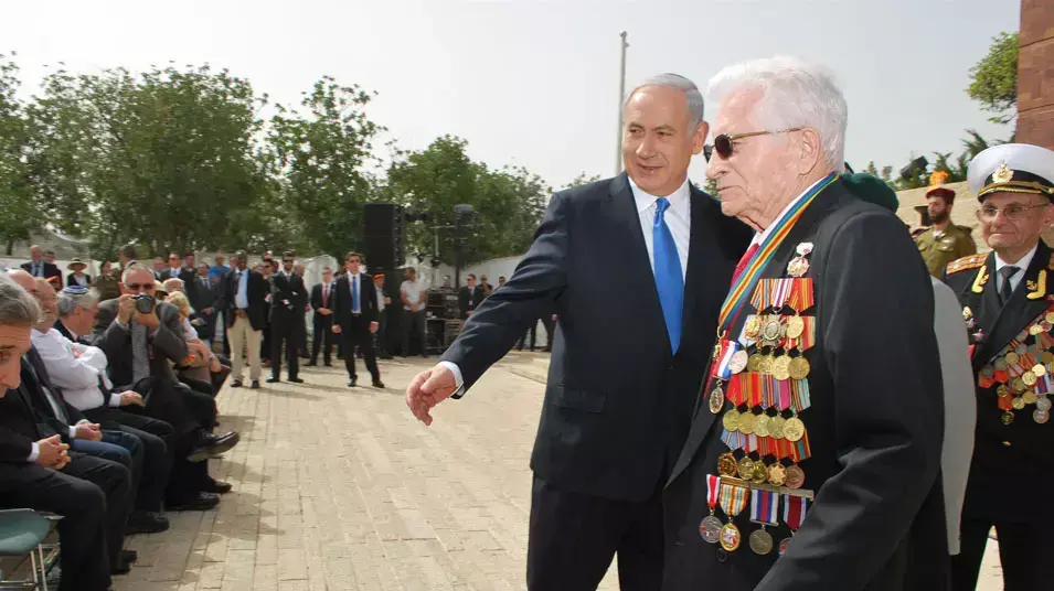 טקס הנחת הזרים, ביד ושם- ראש ממשלת ישראל מר בנימין נתניהו מברך את נכה המלחמה בנאצים שלום סקופס טקס הנחת הזרים, ביד ושם- ראש ממשלת ישראל מר בנימין נתניהו מברך את נכה המלחמה בנאצים שלום סקופס