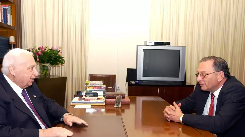 יואב בירן, לשעבר מנכ"ל משרד החוץ, עם אריאל שרון יואב בירן, לשעבר מנכ"ל משרד החוץ, עם אריאל שרון