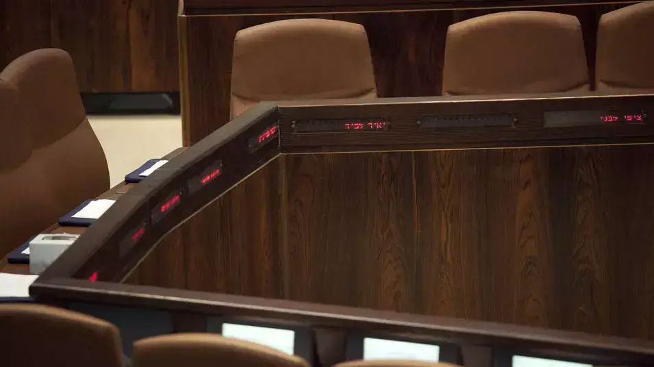 כסאו של יאיר לפיד ריק במליאת הכנסת, אפריל 2013 כסאו של יאיר לפיד ריק במליאת הכנסת, אפריל 2013