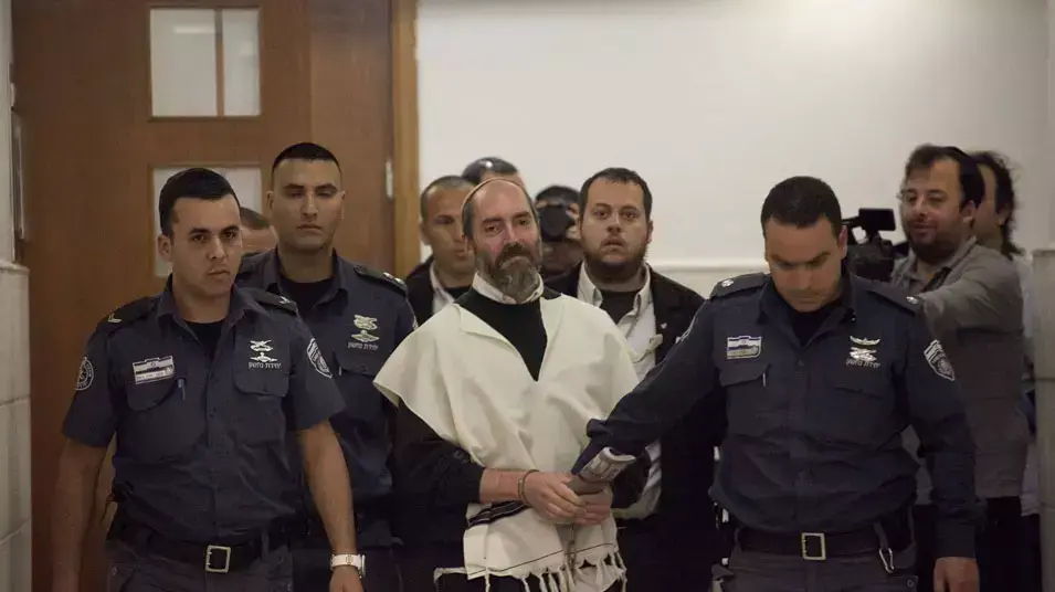 יעקב טייטל יוצא מהדיון בבית המשפט, אפריל 2013