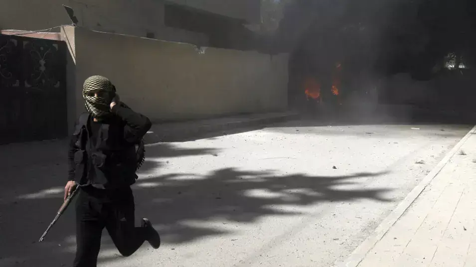 לוחם מארגון המורדים הקיצוני ג'בהת א-נוסרה בעיר אל-רקה במזרח סוריה לוחם מארגון המורדים הקיצוני ג'בהת א-נוסרה בעיר אל-רקה במזרח סוריה
