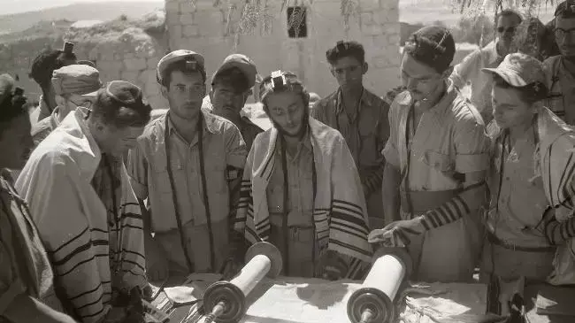 יחידה דתית מתפללת במהלך מלחמת העצמאות יחידה דתית מתפללת במהלך מלחמת העצמאות