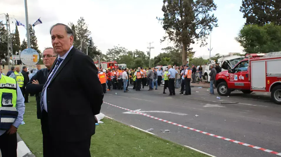 יונה יהב ראש עיריית חיפה בזירת התאונה בנשר, אפריל 2013 יונה יהב ראש עיריית חיפה בזירת התאונה בנשר, אפריל 2013