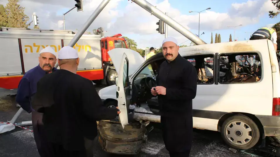 נוסעים שהיו ברכב אחרי תאונת השרשרת, בזירת התאונה בנשר, אפריל 2013 נוסעים שהיו ברכב אחרי תאונת השרשרת, בזירת התאונה בנשר, אפריל 2013