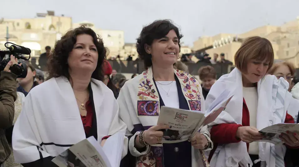 תמר זנדברג ומיכל רוזין בתפילת נשות הכותל, אפריל 2013 תמר זנדברג ומיכל רוזין בתפילת נשות הכותל, אפריל 2013