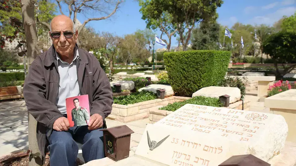 יוסף המאירי ליד קבר בנו, רונן בן מאירי ז"ל, בבית העלמין הצבאי בחיפה, אפריל 2013 יוסף המאירי ליד קבר בנו, רונן בן מאירי ז"ל, בבית העלמין הצבאי בחיפה, אפריל 2013