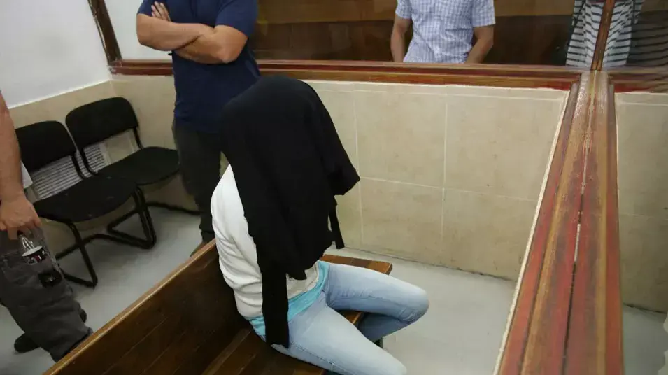 הארכת מעצר לאישה החשודה בהונאת ניצולי שואה, אפריל 2013 הארכת מעצר לאישה החשודה בהונאת ניצולי שואה, אפריל 2013