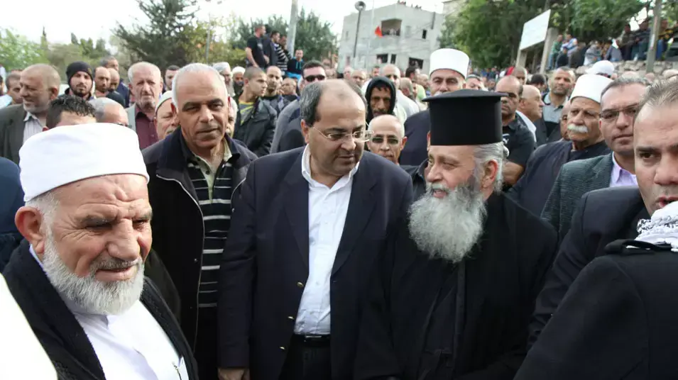 ח"כ אחמד טיבי בהלוויית הרוגי התאונה מדיר אל אסד ח"כ אחמד טיבי בהלוויית הרוגי התאונה מדיר אל אסד