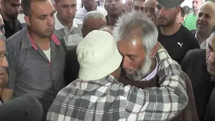 עמאר אבו סיאם, אביו של נהג המשאית הפוגע, מתחבק עם אביו של שני בני משפחת דבאח שנהרגו בתאונת הדרכים בנשר עמאר אבו סיאם, אביו של נהג המשאית הפוגע, מתחבק עם אביו של שני בני משפחת דבאח שנהרגו בתאונת הדרכים בנשר