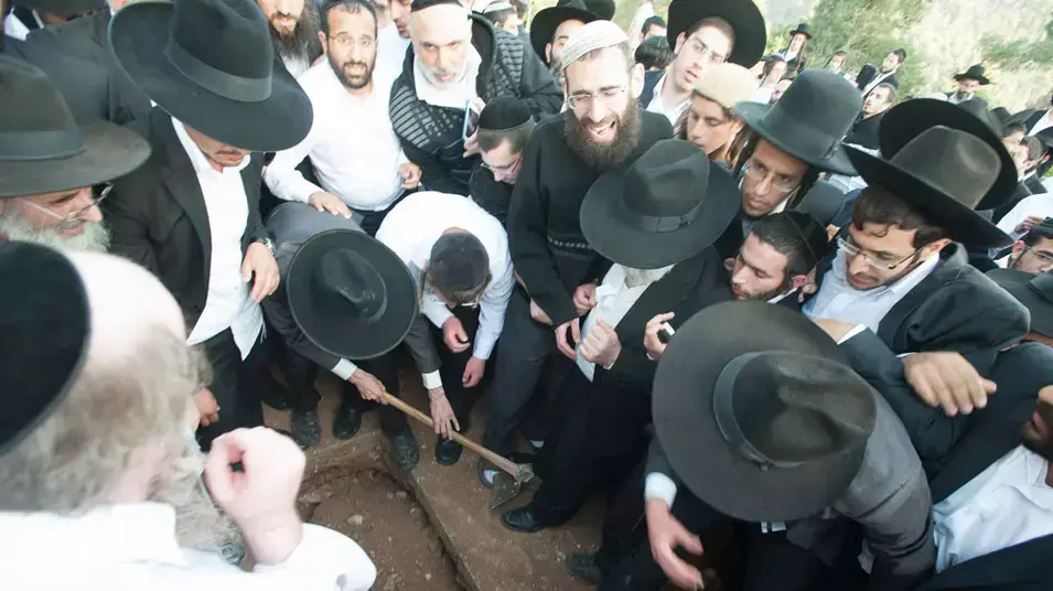 הלווייתו של הרב יעקב יוסף, בנו של הרב עובדיה יוסף, בהר המנוחות בירושלים, 12 באפריל 2013 הלווייתו של הרב יעקב יוסף, בנו של הרב עובדיה יוסף, בהר המנוחות בירושלים, 12 באפריל 2013