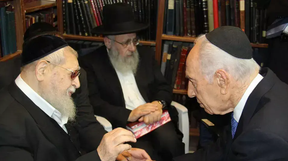 נשיא המדינה בביקור ניחומים אצל הרב עובדיה יוסף במות בנו הרב יעקב יוסף. 14 באפריל 2013 נשיא המדינה בביקור ניחומים אצל הרב עובדיה יוסף במות בנו הרב יעקב יוסף. 14 באפריל 2013