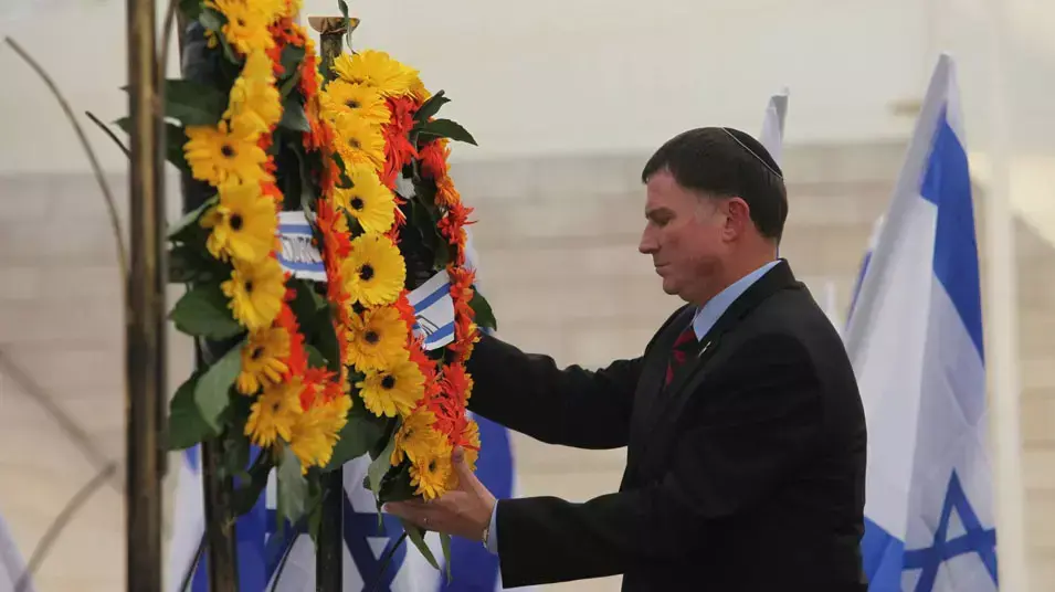 יולי אדלשטיין בטקס הזיכרון בבית יד לבנים בירושלים, אפריל 2013 יולי אדלשטיין בטקס הזיכרון בבית יד לבנים בירושלים, אפריל 2013