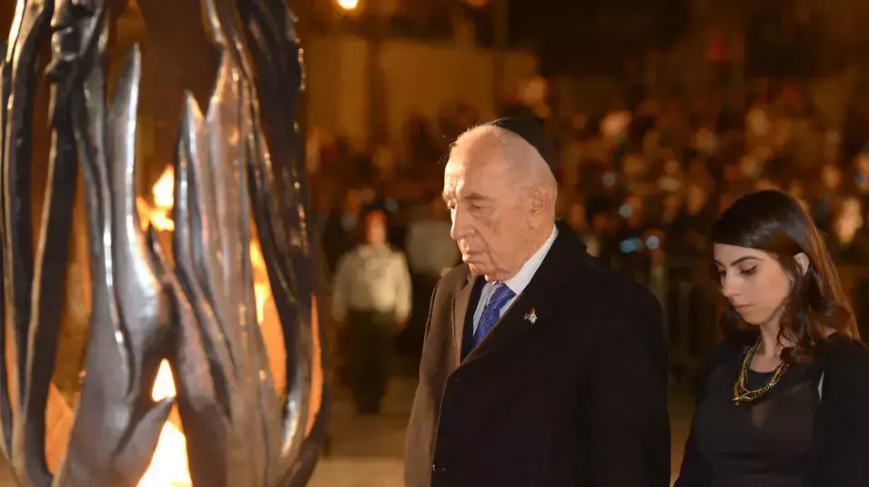 נשיא המדינה שמעון פרס בטקס הזיכרון הממלכתי ברחבת הכותל, אפריל 2013 נשיא המדינה שמעון פרס בטקס הזיכרון הממלכתי ברחבת הכותל, אפריל 2013