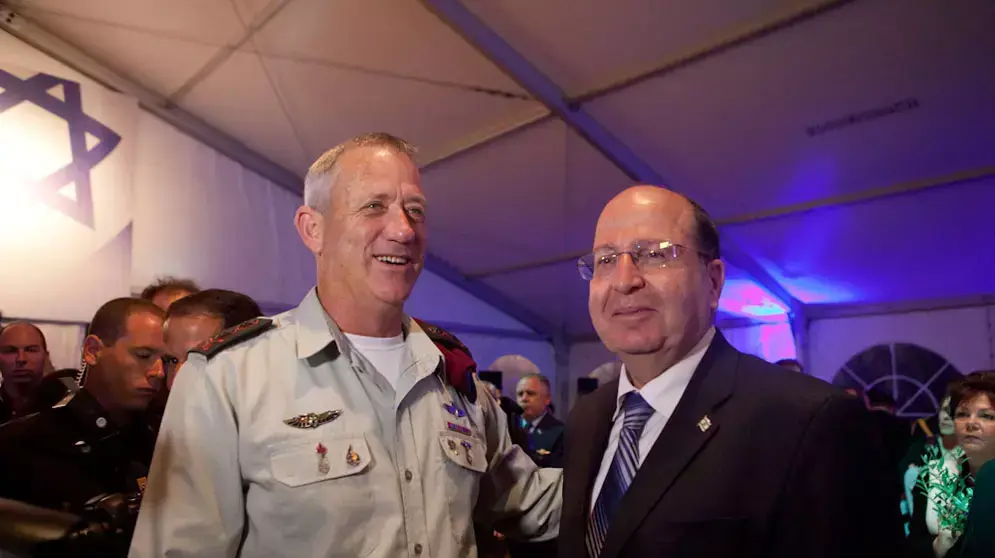 שר הביטחון משה יעלון והרמטכ"ל בני גנץ בקבלת הפנים המסורתית של שר הביטחון לרגל יום העצמאות, אפריל 2013 שר הביטחון משה יעלון והרמטכ"ל בני גנץ בקבלת הפנים המסורתית של שר הביטחון לרגל יום העצמאות, אפריל 2013
