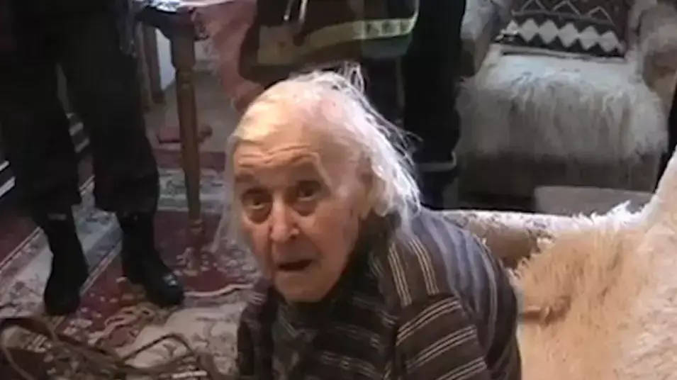 קשישה בת 97 שנפלה מחלון דירתה בקומה הרביעית בעיר רובנו באוקראינה, אפריל 2013 קשישה בת 97 שנפלה מחלון דירתה בקומה הרביעית בעיר רובנו באוקראינה, אפריל 2013