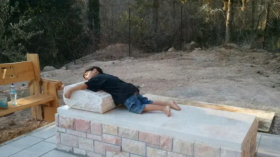 בנו של לוחם הימ"מ מיכאל כהן ז"ל על קבר אביו בנו של לוחם הימ"מ מיכאל כהן ז"ל על קבר אביו