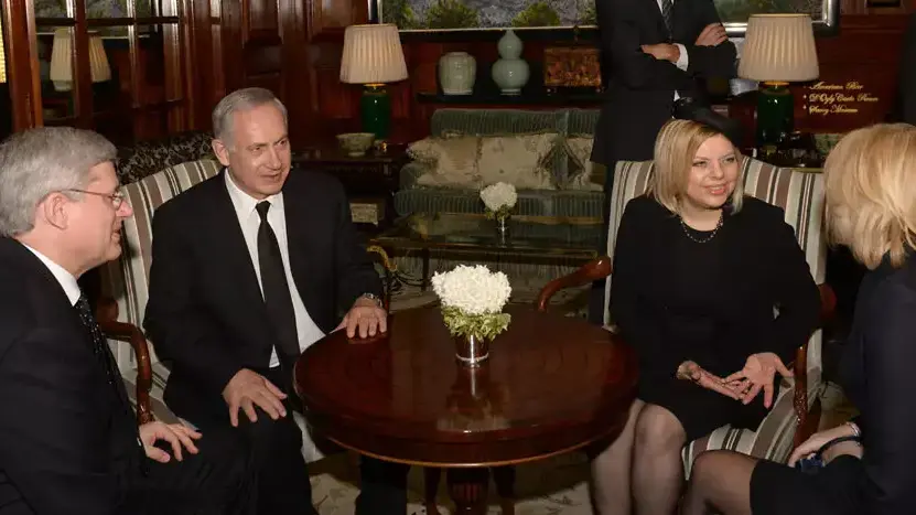 פגישת ראש הממשלה בנימין נתניהו ורעייתו שרה עם ראש ממשלת קנדה סטפן הרפר בלונדון. אפריל 2013 פגישת ראש הממשלה בנימין נתניהו ורעייתו שרה עם ראש ממשלת קנדה סטפן הרפר בלונדון. אפריל 2013
