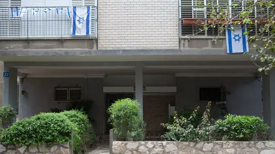 קשישה הותקפה ברחוב הקליר בתל אביב, אפריל 2013 קשישה הותקפה ברחוב הקליר בתל אביב, אפריל 2013