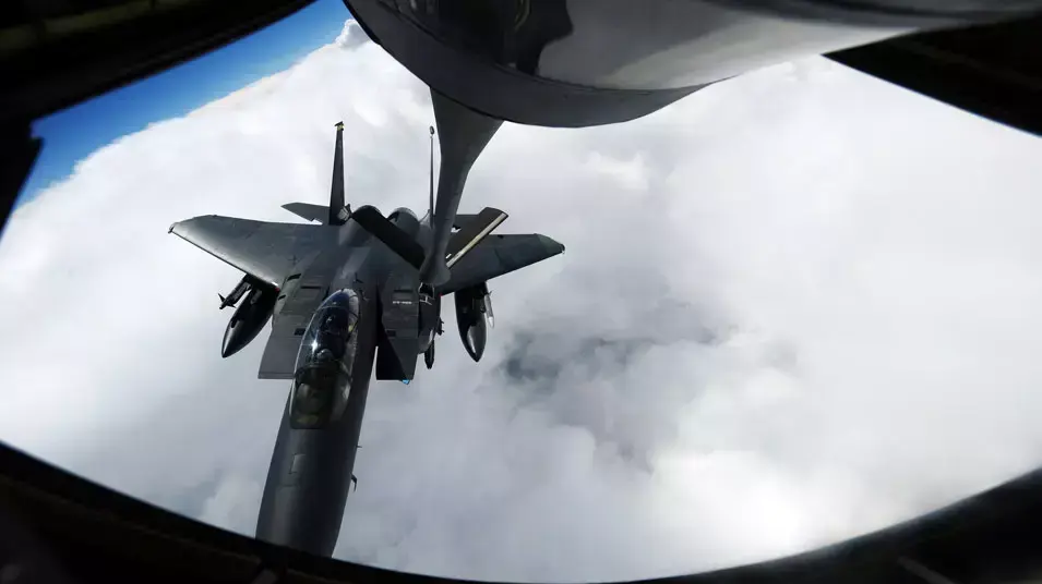 מטוס תדלוק צבאי מדגם kc-135 מטוס תדלוק צבאי מדגם kc-135