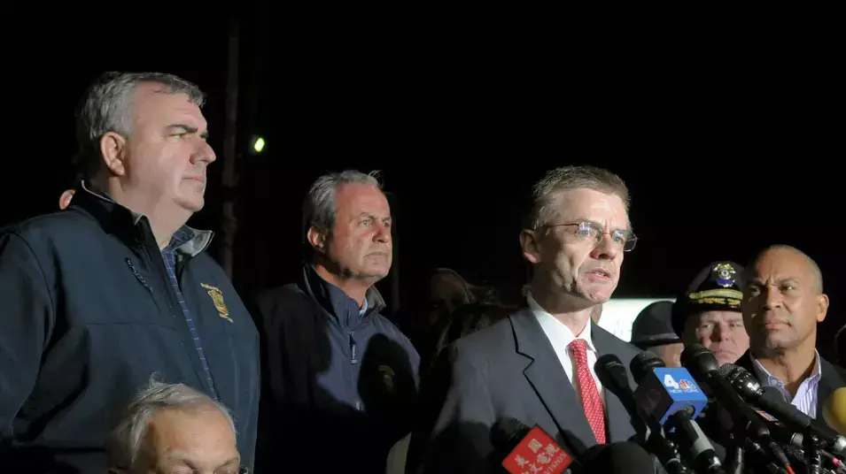 ריצ'רד דולורייה, סוכן FBI, מעדכן על לכידת החשוד בפיגוע בבוסטון, 20 באפריל 2013 ריצ'רד דולורייה, סוכן FBI, מעדכן על לכידת החשוד בפיגוע בבוסטון, 20 באפריל 2013