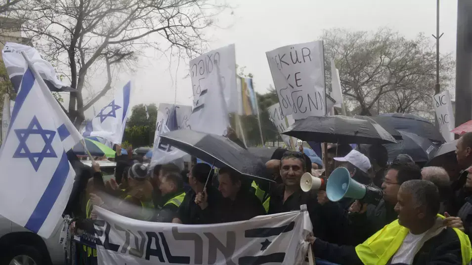 הפגנת עובדי חברות התעופה מול ישיבת הממשלה הפגנת עובדי חברות התעופה מול ישיבת הממשלה