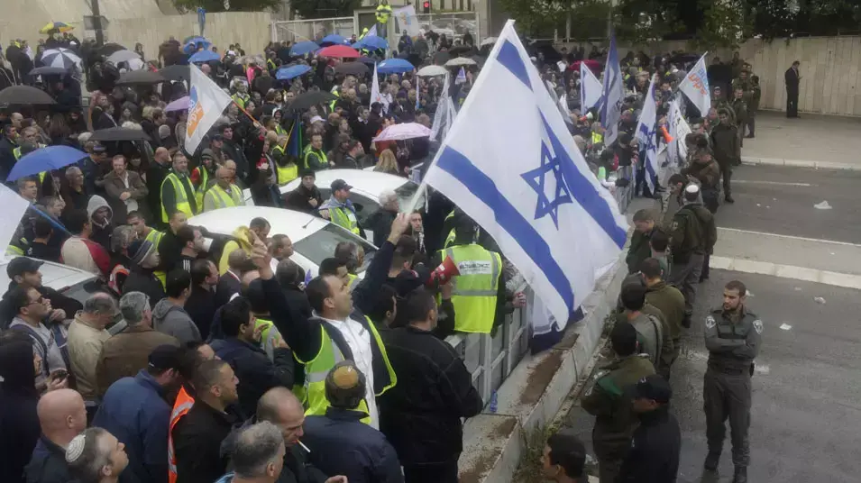 הפגנה של עובדי חברות התעופה מול ישיבת הממשלה, אפריל 2013 הפגנה של עובדי חברות התעופה מול ישיבת הממשלה, אפריל 2013