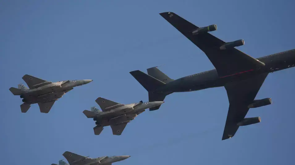 מטוס בואינג 707 של חיל האוויר מתדלק מטוסי F-15 מטוס בואינג 707 של חיל האוויר מתדלק מטוסי F-15