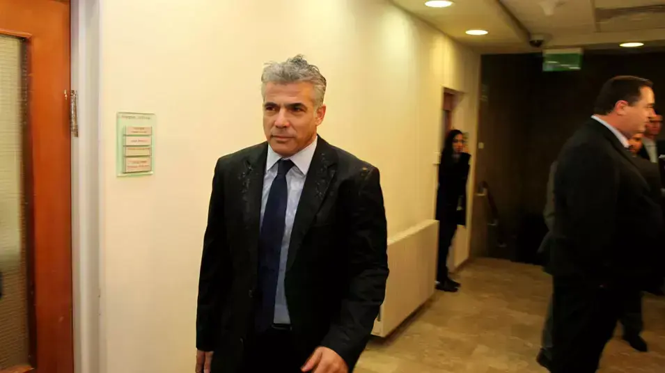 שר האוצר יאיר לפיד בישיבת ממשלה, אפריל 2013 שר האוצר יאיר לפיד בישיבת ממשלה, אפריל 2013