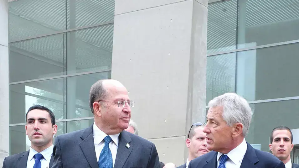 שר הביטחון, משה (בוגי) יעלון, מסיורו עם מזכיר ההגנה האמריקאי, צ'אק הייגל, במוזיאון "יד ושם", אפריל 2013