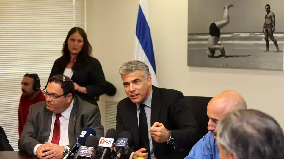 יאיר לפיד מודיע על הקיצוץ בתקציב 22 באפריל 2013 יאיר לפיד מודיע על הקיצוץ בתקציב 22 באפריל 2013