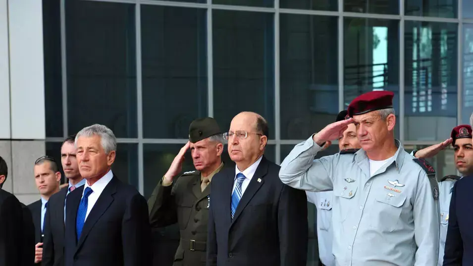 שר הביטחון, משה (בוגי) יעלון, והרמטכ"ל בני גנץ עם שר ההגנה האמריקאי, צ'אק הייגל, אפריל 2013 שר הביטחון, משה (בוגי) יעלון, והרמטכ"ל בני גנץ עם שר ההגנה האמריקאי, צ'אק הייגל, אפריל 2013