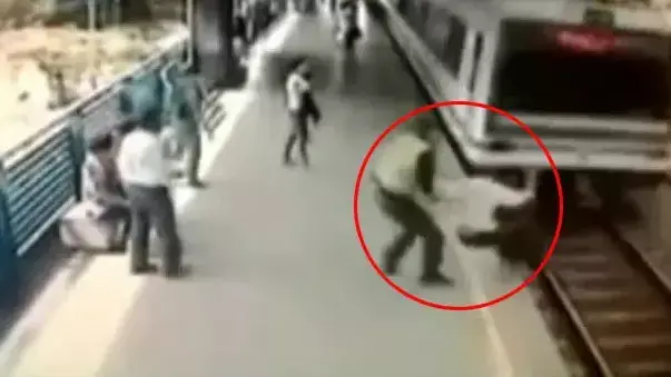 שניות לפני פגיעת הרכבת: שוטר חילץ נוסע מהפסים