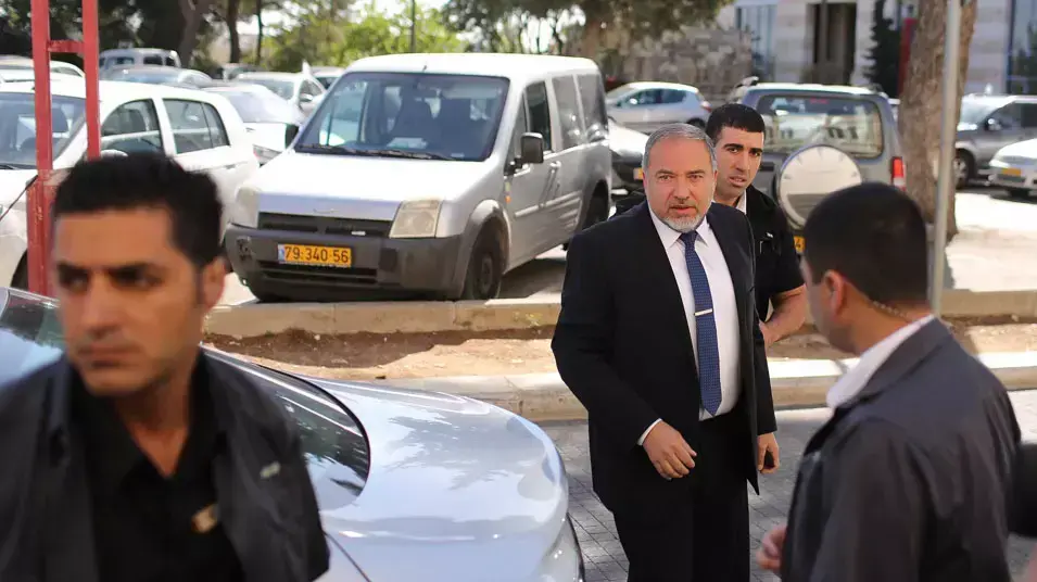 אביגדור ליברמן בבית משפט השלום, אפריל 2013