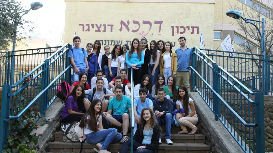 ילדי כיתה  בבית הספר דנצינגר בקריית שמונה יצאו לבגיוס תרומות למסך קולנוע, אפריל 2013