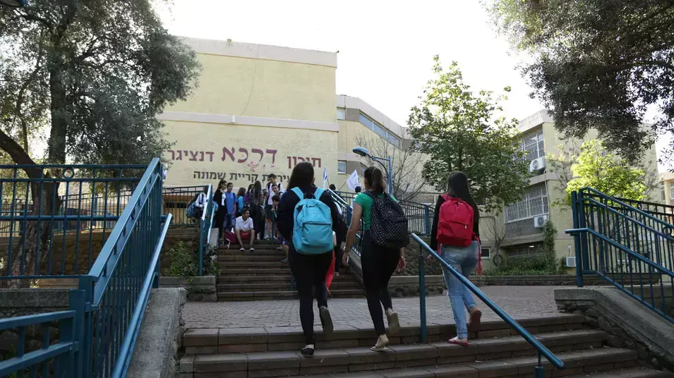 ילדי כיתה בבית הספר דנצינגר בקריית שמונה יצאו לבגיוס תרומות למסך קולנוע, אפריל 2013 ילדי כיתה בבית הספר דנצינגר בקריית שמונה יצאו לבגיוס תרומות למסך קולנוע, אפריל 2013