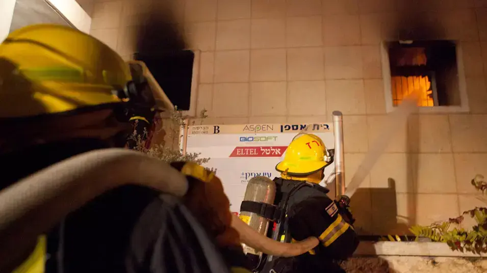 שריפה פרצה במחסן בראש העין שריפה פרצה במחסן בראש העין