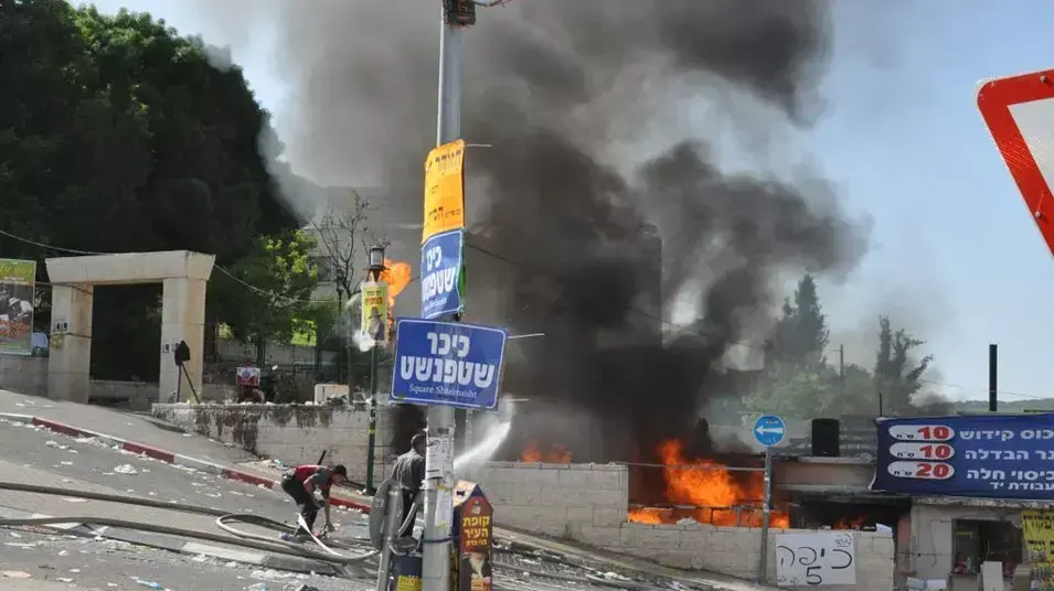 שריפת ענק פרצה במבנה סמוך לכיכר שטפנשט ושיבשה את הילולת מירון, אפריל 2013