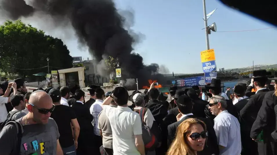 שריפת ענק פרצה במבנה סמוך לכיכר שטפנשט ושיבשה את הילולת מירון, אפריל 2013 שריפת ענק פרצה במבנה סמוך לכיכר שטפנשט ושיבשה את הילולת מירון, אפריל 2013