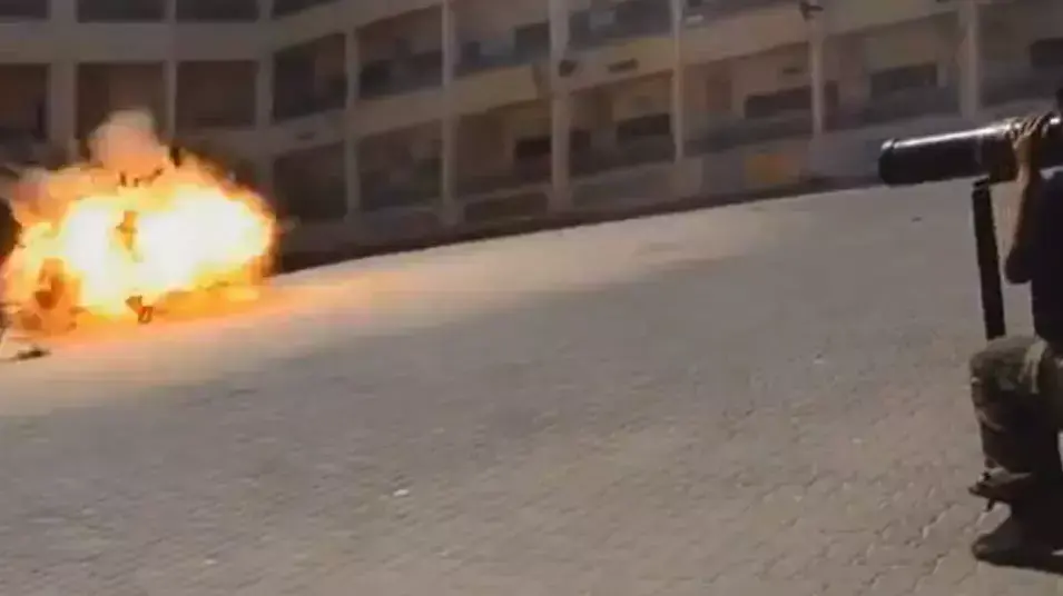 תלמיד בבית הספר גמאל עבדל נאצר משגר רקטה. רצועת עזה, אפריל 2013 תלמיד בבית הספר גמאל עבדל נאצר משגר רקטה. רצועת עזה, אפריל 2013
