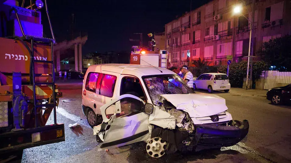 תאונת דרכים בין גנבי רכב לניידת משטרה בנתניה, 30 אפריל 2013 תאונת דרכים בין גנבי רכב לניידת משטרה בנתניה, 30 אפריל 2013