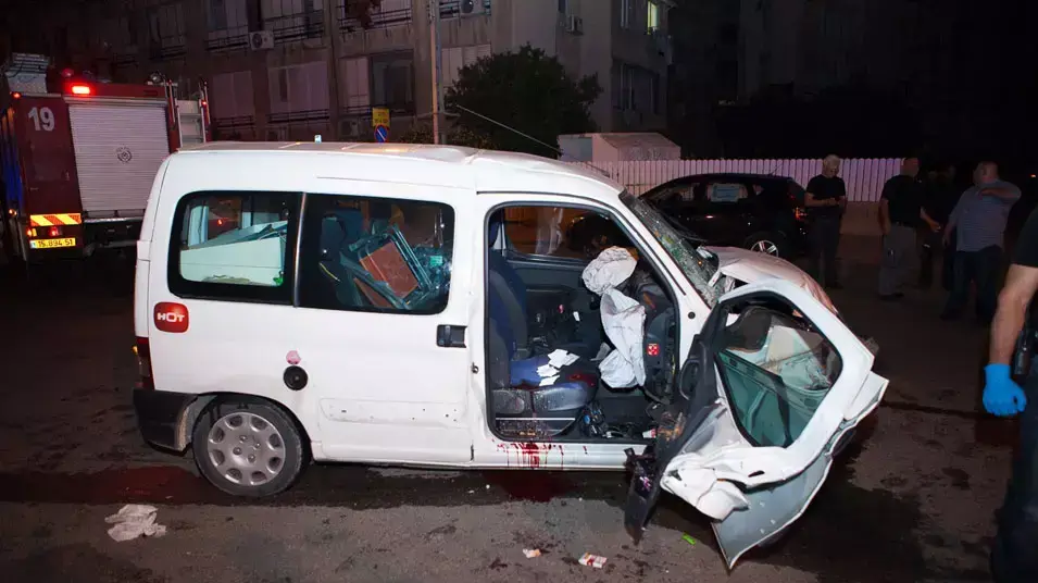 תאונת דרכים בין גנבי רכב לניידת משטרה בנתניה, 30 אפריל 2013 תאונת דרכים בין גנבי רכב לניידת משטרה בנתניה, 30 אפריל 2013