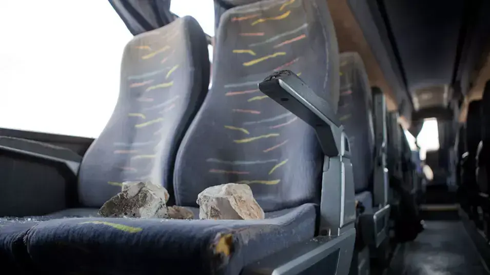 אוטובוס של פלסטינים שמתנחלים רגמו באבנים אוטובוס של פלסטינים שמתנחלים רגמו באבנים